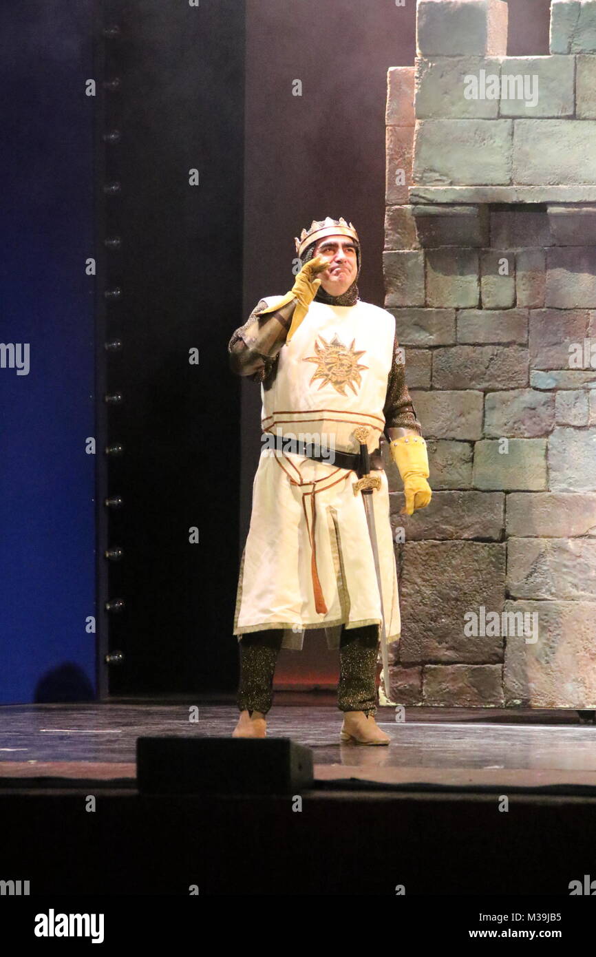 Elio Musical von Monty Python Elio auf der Bühne des Teatro Augusteo in Neapel pamalot' aus dem Monty Python Film 'Monthy Python und der Heilige Gr genommen Stockfoto