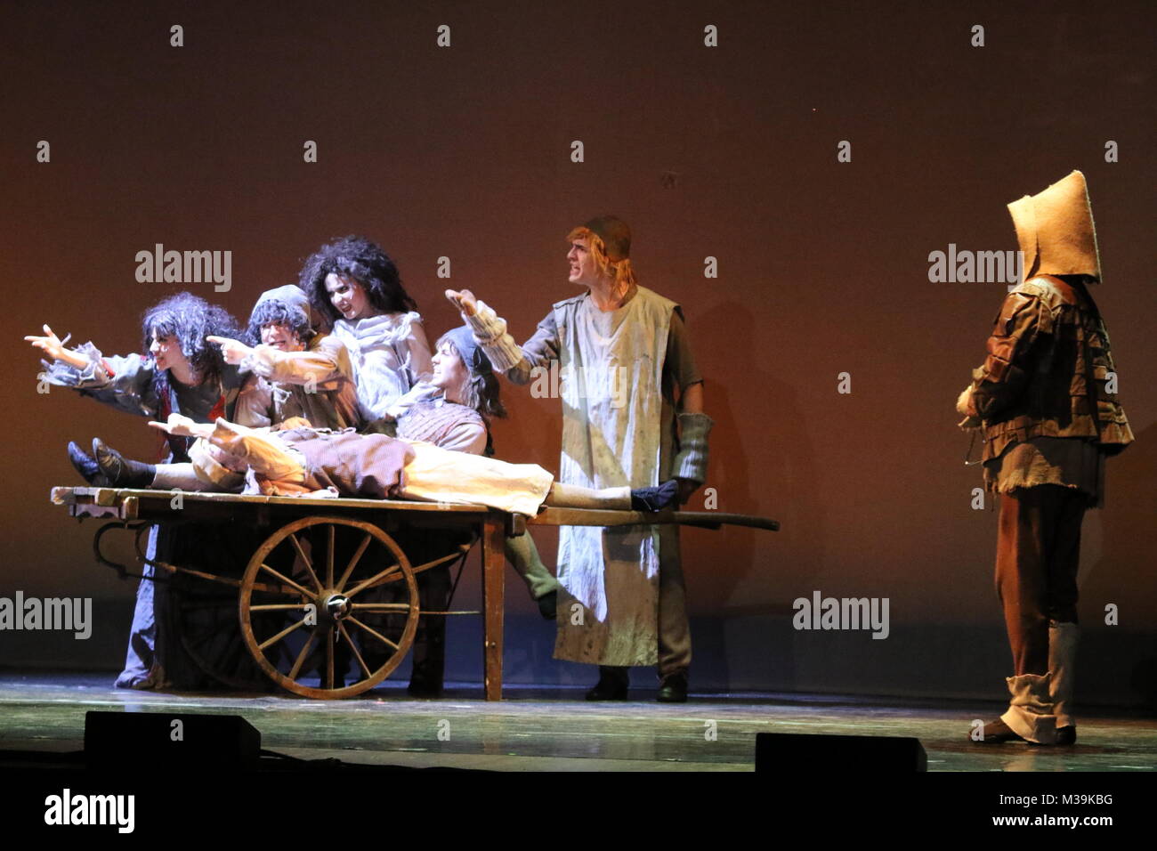 Elio Musical von Monty Python Elio auf der Bühne des Teatro Augusteo in Neapel pamalot' aus dem Monty Python Film 'Monthy Python und der Heilige Gr genommen Stockfoto