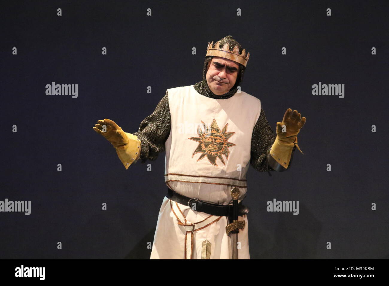 Elio Musical von Monty Python Elio auf der Bühne des Teatro Augusteo in Neapel pamalot' aus dem Monty Python Film 'Monthy Python und der Heilige Gr genommen Stockfoto