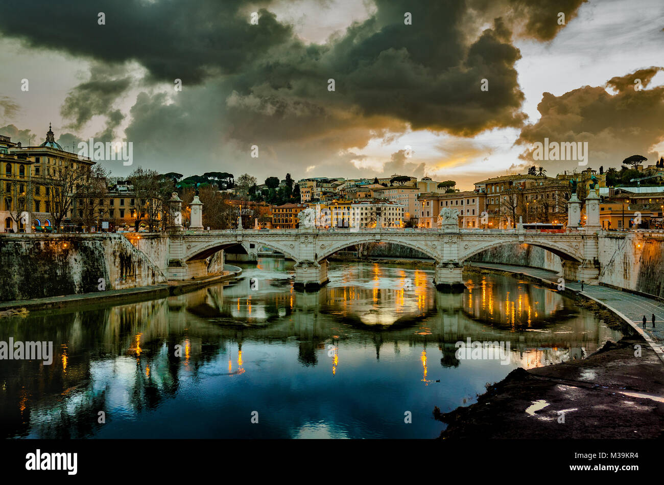 Die dramatischen Sonnenuntergänge in Rom, die Farben des Sonnenuntergangs spiegeln sich auf dem ruhigen Wasser des Tevere. Rom, Latium Region, Italien, Europa Stockfoto