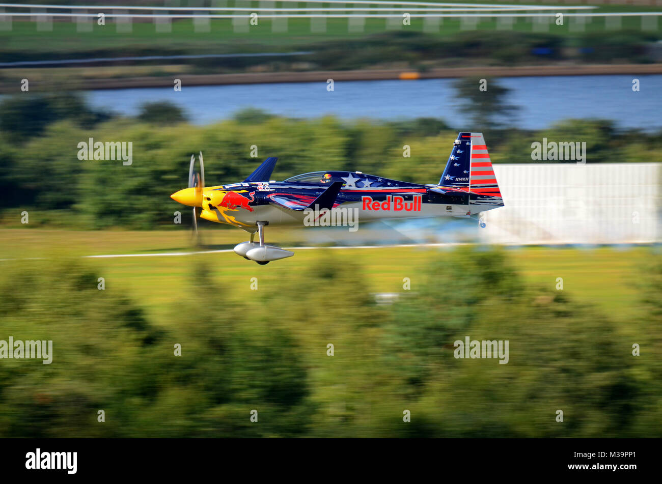 Kirby Chambliss konkurrieren in der Red Bull Air Race Royal Ascot Racecourse Rennstrecke Fliegen ein Edge 540 Stockfoto