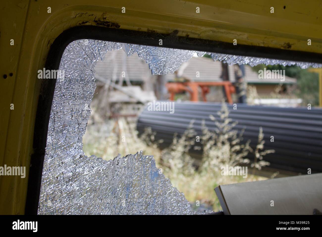 Gebrochene Fenster der alten van Stockfoto