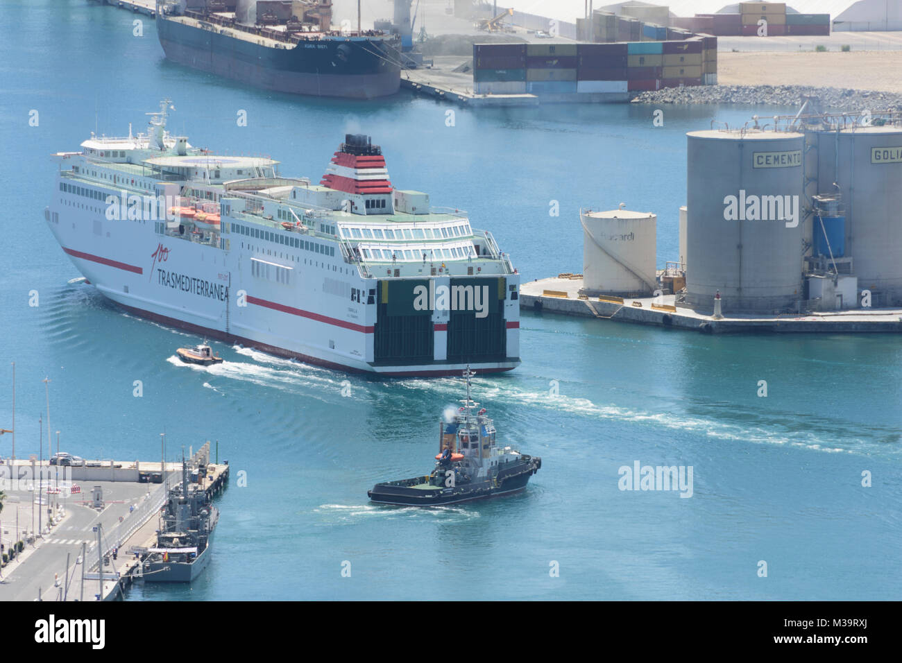 RoRo Schiff verlässt den Hafen von Malaga, Andalusien, Spanien. Stockfoto