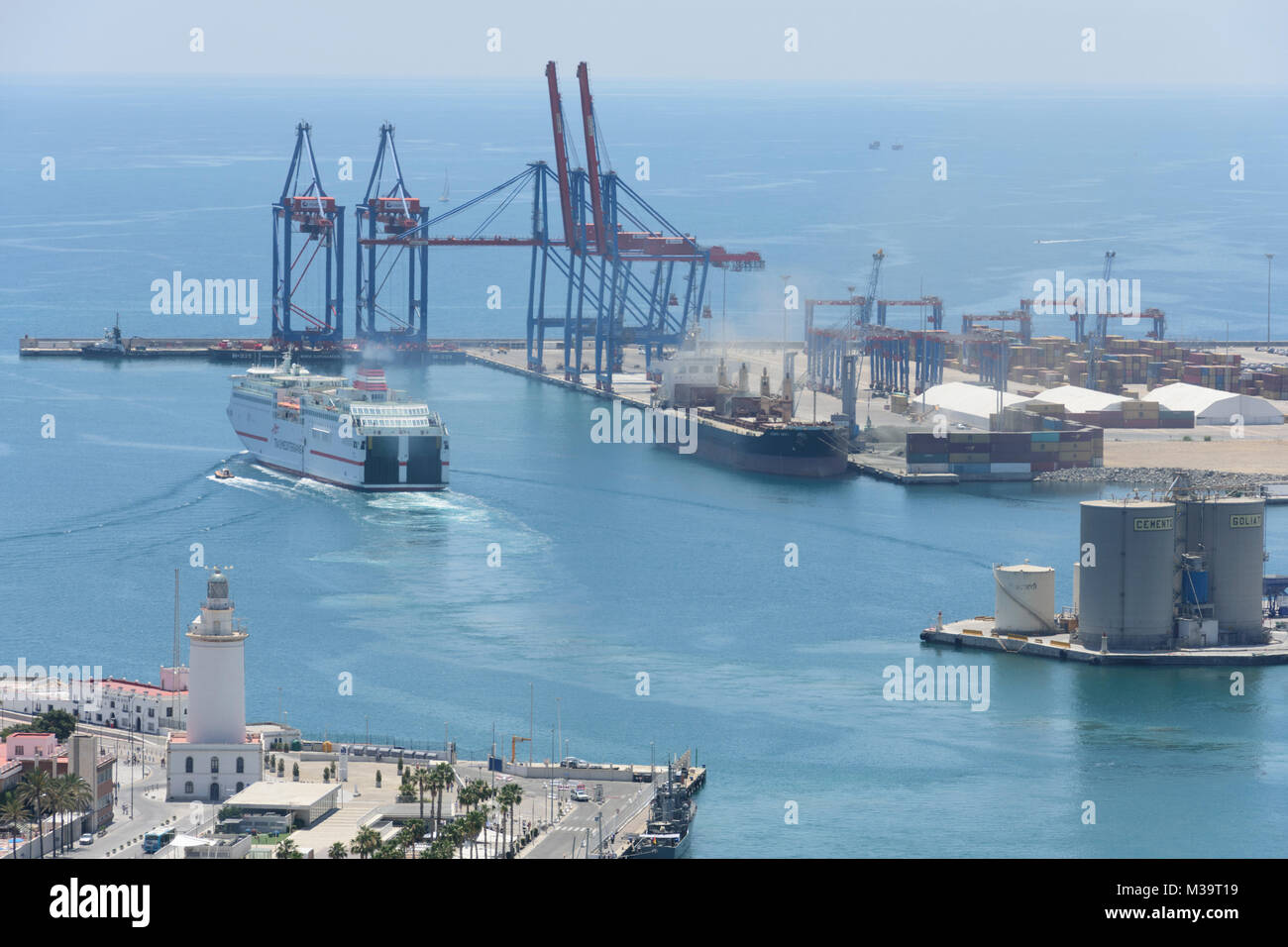 RoRo Schiff verlässt den Hafen von Malaga, Andalusien, Spanien. Stockfoto