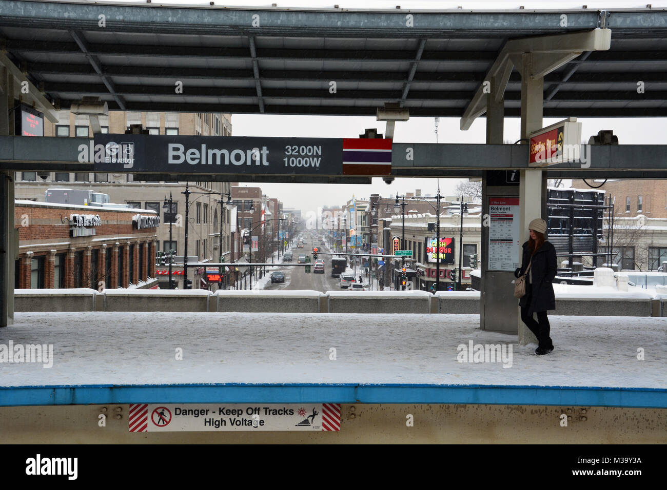 Eine Frau wartet auf einen Süden gebunden rote Linie L-Zug im Belmont Avenue Transfer Station in Chicago's Lakeview Nachbarschaft. Stockfoto
