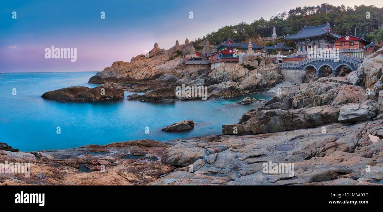 Foto der Tempel Haedong Yonggungsa bei Sonnenuntergang Zeit Stockfoto