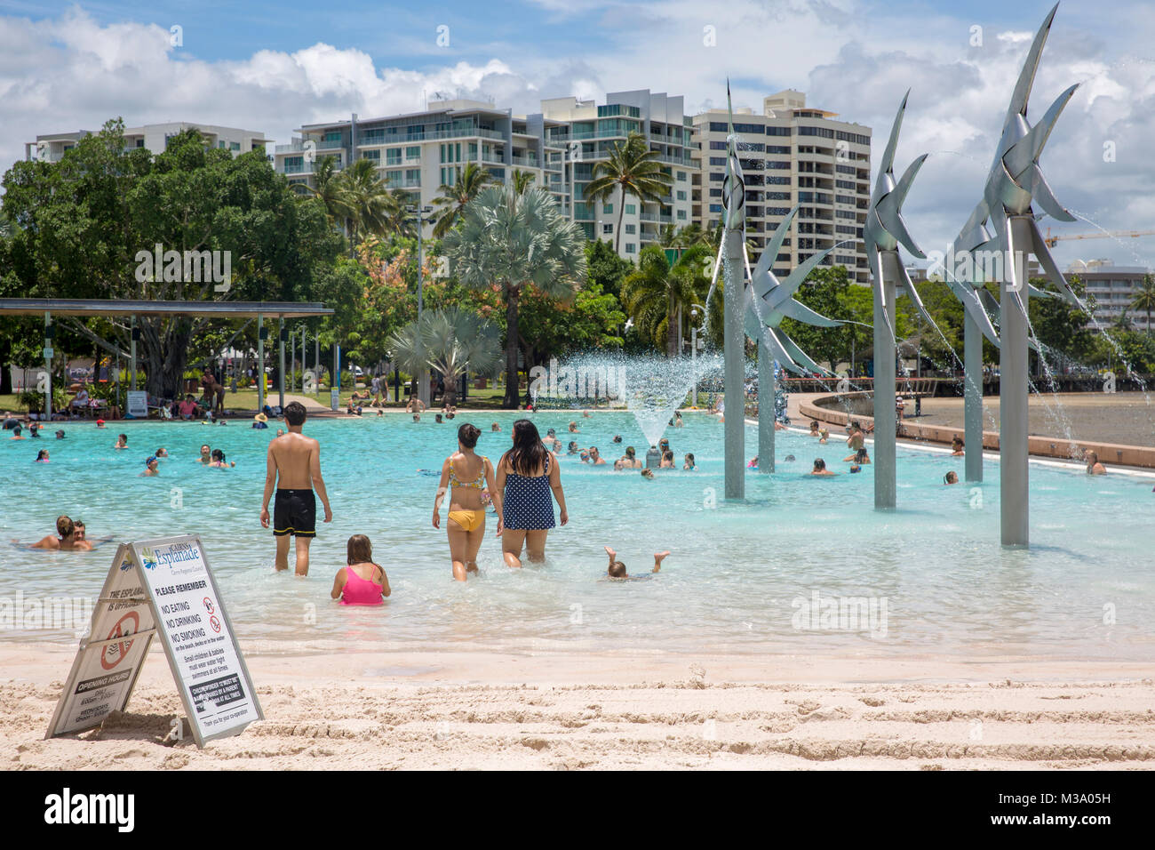 Stadtzentrum von Cairns und Esplanade Lagoon Pool, Far North Queensland, Australien Stockfoto