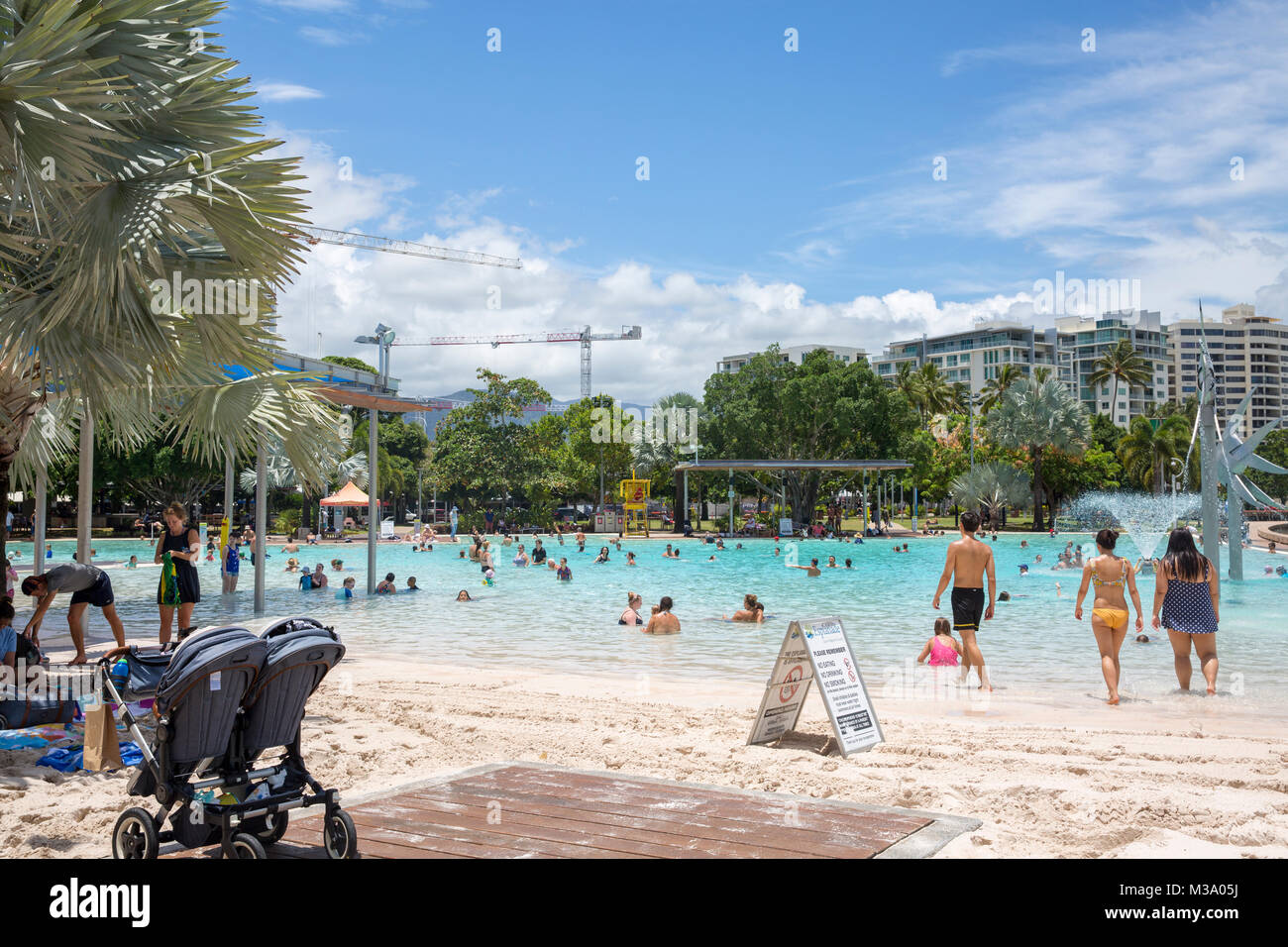 Stadtzentrum von Cairns und Esplanade Lagoon Pool, Far North Queensland, Australien Stockfoto