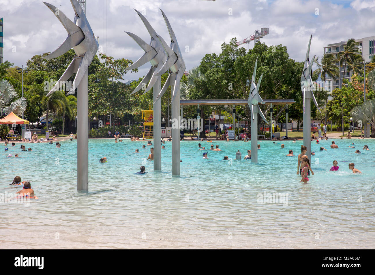 Cairns Stadtzentrum und Esplanade Lagune Swimmingpool, weit nördlich von Queensland, Australien mit Leuten, die im Pool schwimmen Stockfoto
