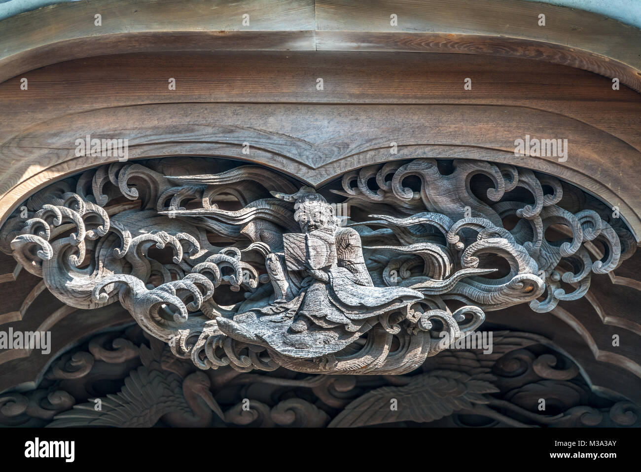 Schöne Miyabori Holzschnitzereien Holz- releives der Hiruko oder Ebisu Jinja Jinja Shinto Schrein. In Kamakura Stadt in der Nähe von Namerigawa Fluss in Komac entfernt Stockfoto
