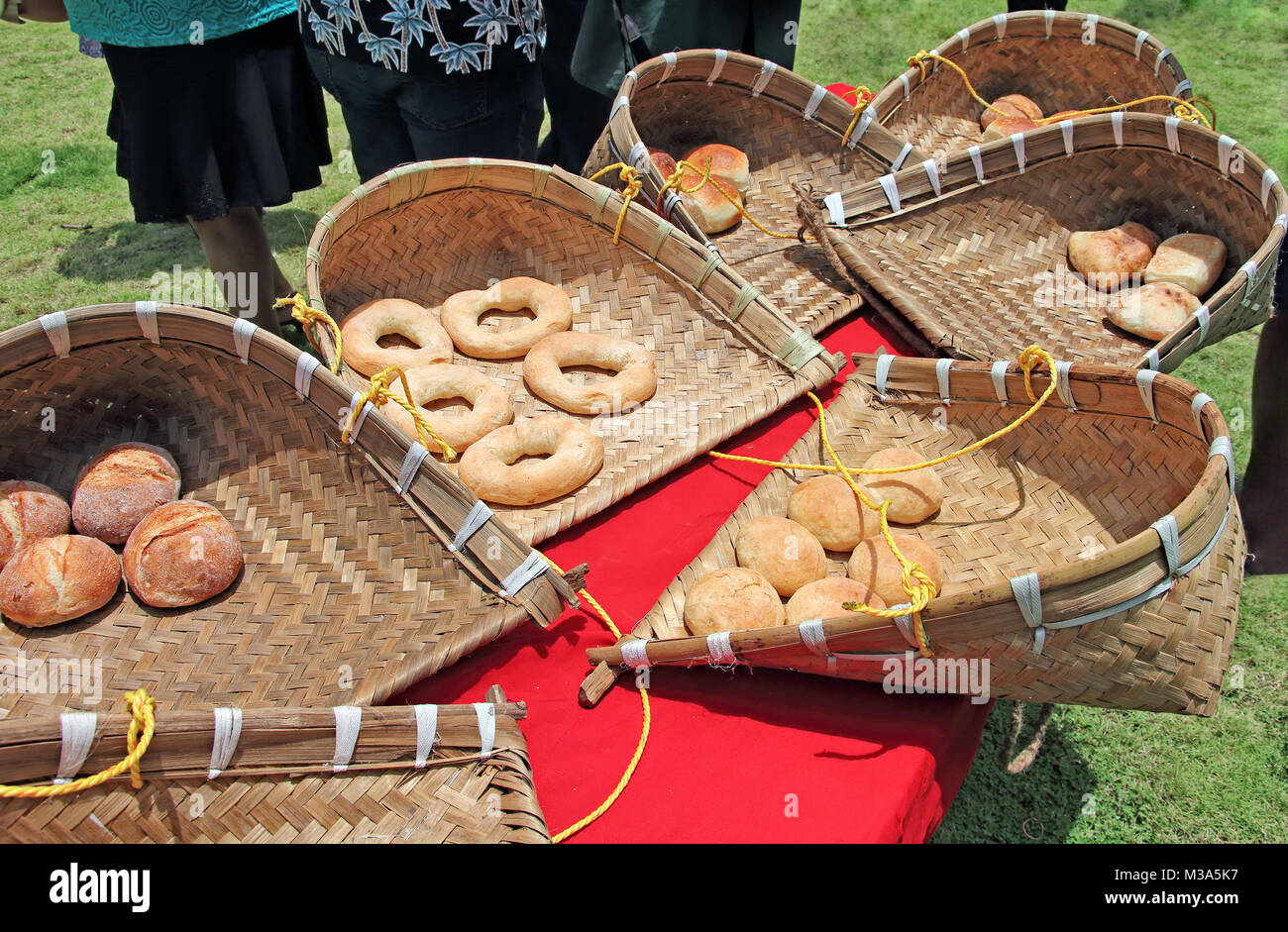 Beliebte Brot von Goa, Indien, wie Pao, kankan, Undo und Poie, Poder, das traditionelle Brot Entscheidungsträgern gemacht und im traditionellen Zuckerrohr Fächer platziert Stockfoto