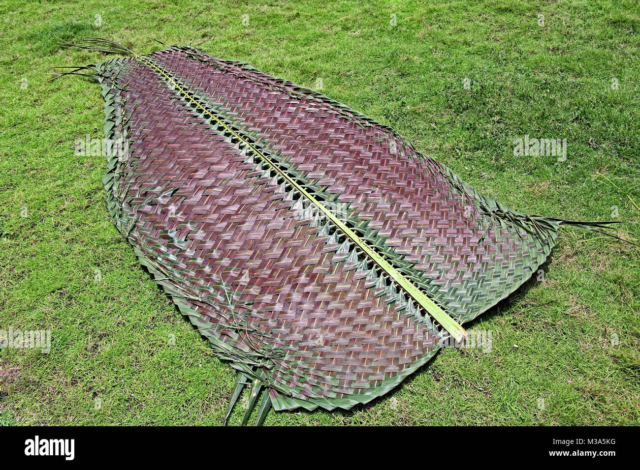 Gewebte Coconut Palm Leaf durch die Verriegelung wie Matte, Trennwand, Fechten, strohgedeckte Dächer sowie für die Herstellung von Körben in Goa, Indien Stockfoto