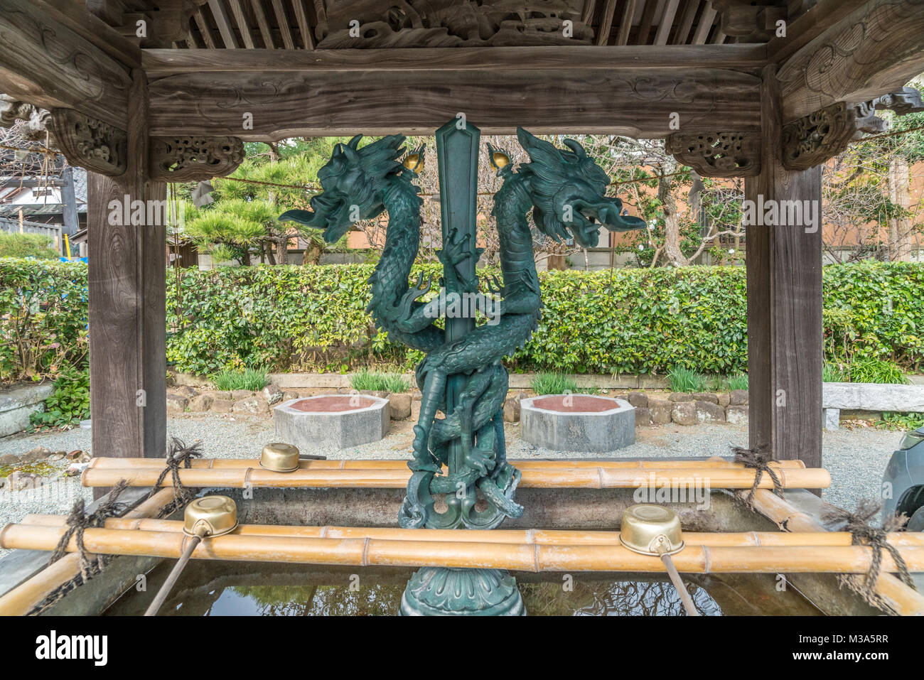 Chozuya oder Temizuya (Wasser Waschung Pavillon) an der Hongaku-ji Tempel (Myogonzan Hongakuji), durch Mochiuji Asikaga 1436 verankert Ebisu Gottheit gebaut. Nic Stockfoto