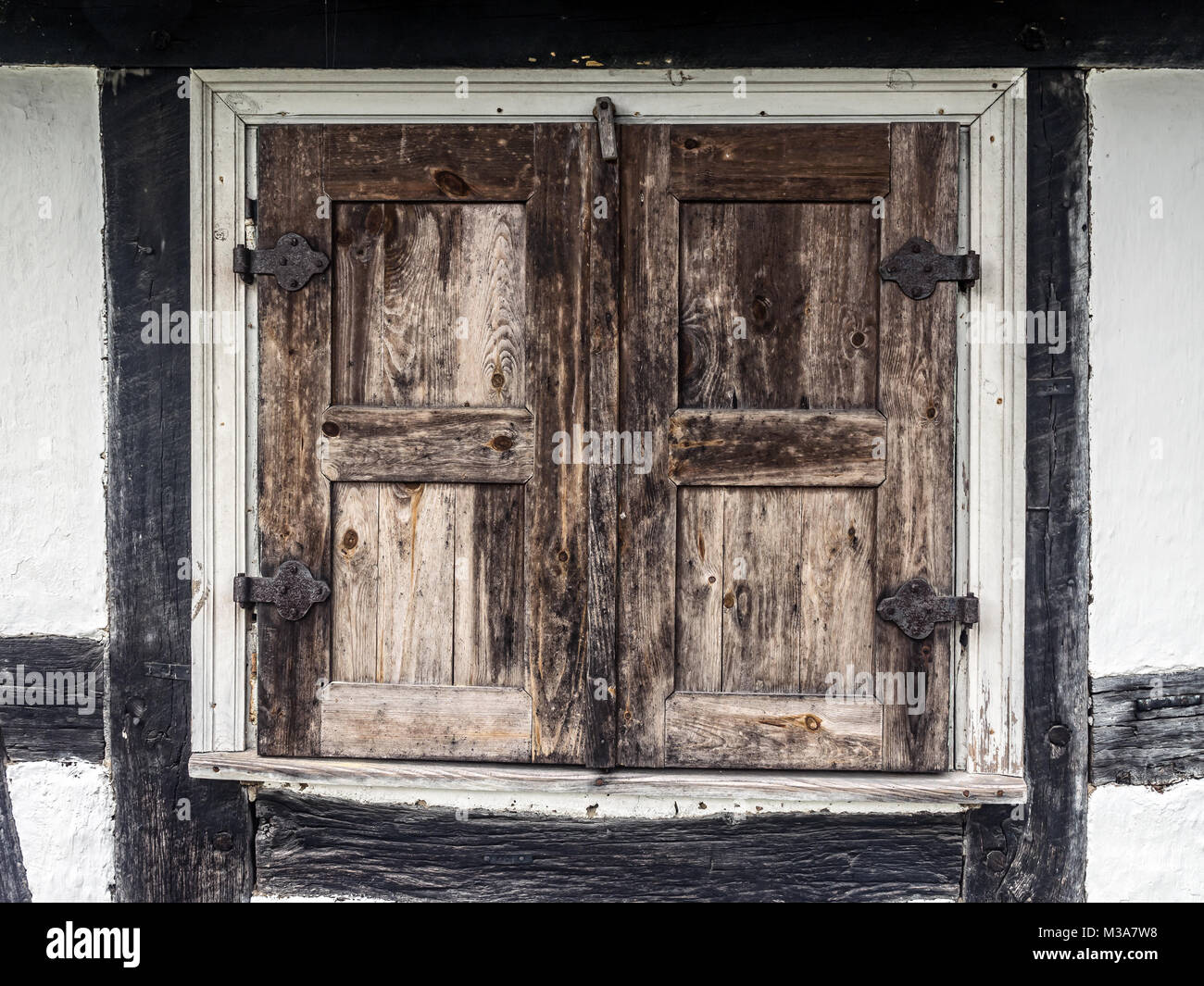 Alten rustikalen hölzernen Fensterläden Stockfoto
