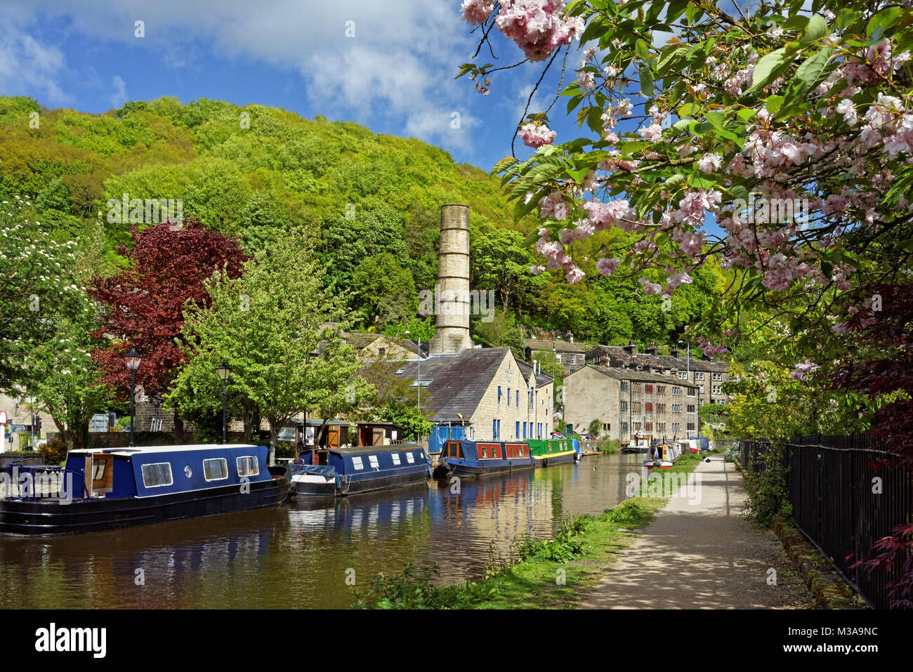 UK, West Yorkshire, Hebden Bridge, Rochdale Canal und Crossley Mühle Stockfoto