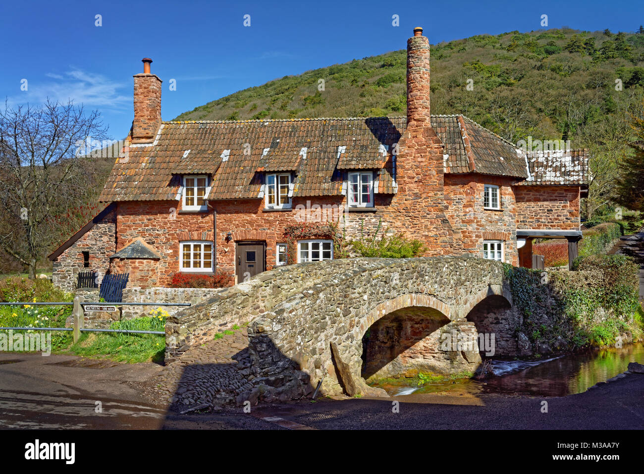UK, Somerset, Exmoor, Allerford, Packesel Brücke & Cottages Stockfoto