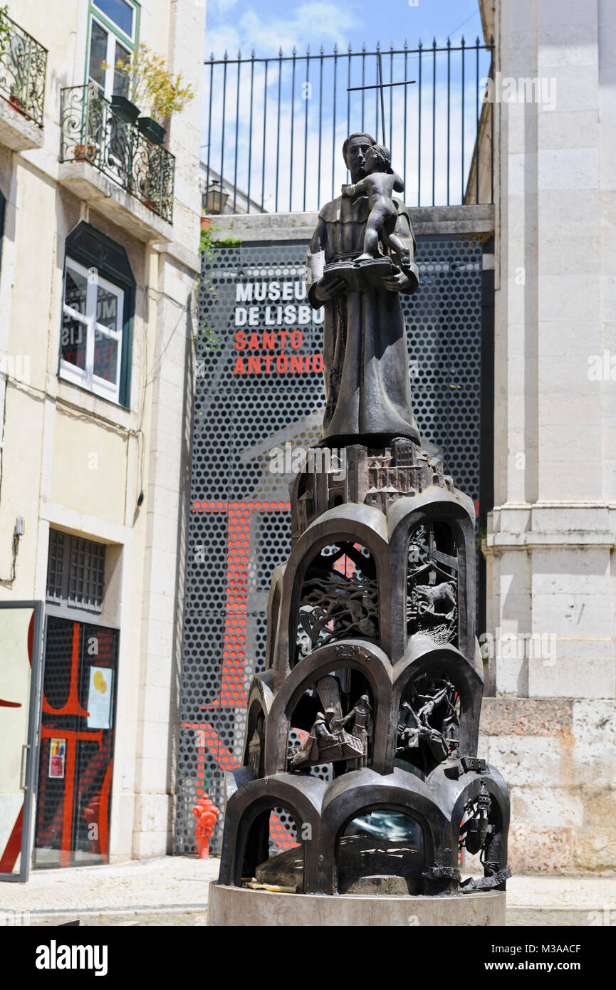 Bronze Skulptur des Hl. Antonius vor der Kirche Santo Antonio, Lissabon, Portugal Stockfoto