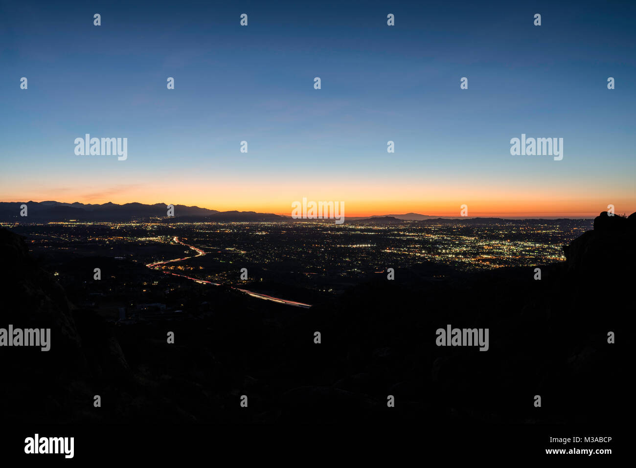 Vor Sonnenaufgang Blick auf die San Fernando Valley in Los Angeles, Kalifornien. Von Rocky Peak Park in der Nähe von Simi Valley erschossen. Stockfoto