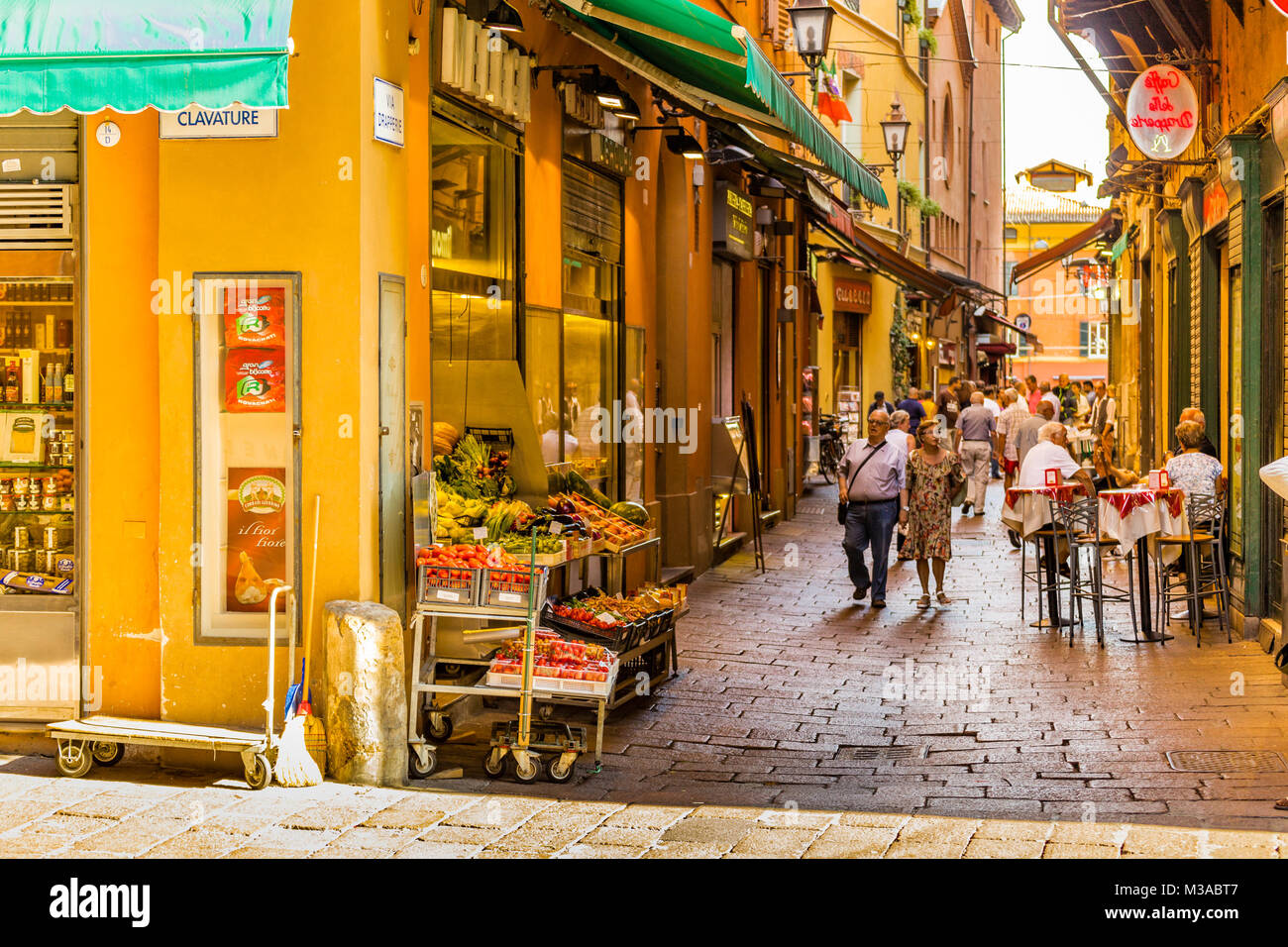 BOLOGNA, Italien - 27. AUGUST 2016: Touristen und Einheimische einkaufen gehen in der mittelalterlichen Markt. Die Berufung dieser Gegend bekannt als Quadrilatero, Mittelwert Stockfoto