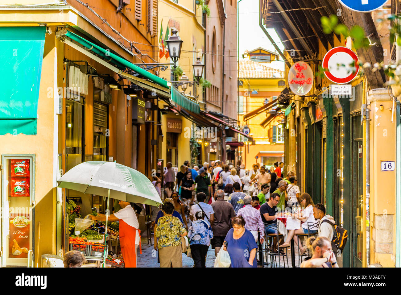 BOLOGNA, Italien - 27. AUGUST 2016: Touristen und Einheimische einkaufen gehen in der mittelalterlichen Markt. Die Berufung dieser Gegend bekannt als Quadrilatero, Mittelwert Stockfoto