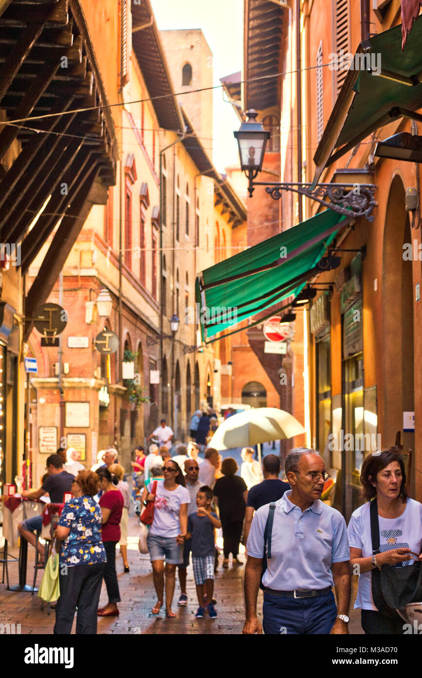 BOLOGNA, Italien - 27. AUGUST 2016: Touristen und Einheimische einkaufen gehen in den mittelalterlichen Markt. Die Berufung dieser Bereich als Quadrilatero, Bedeutung bekannt Stockfoto