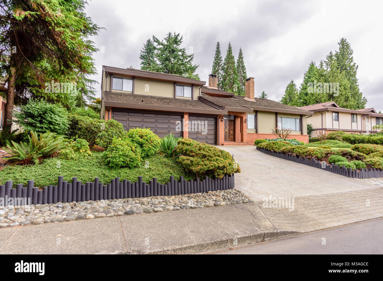 Eine typisch amerikanische Wohnhaus mit Garage für eine Familie in einem Vorort einer Metropole Stockfoto