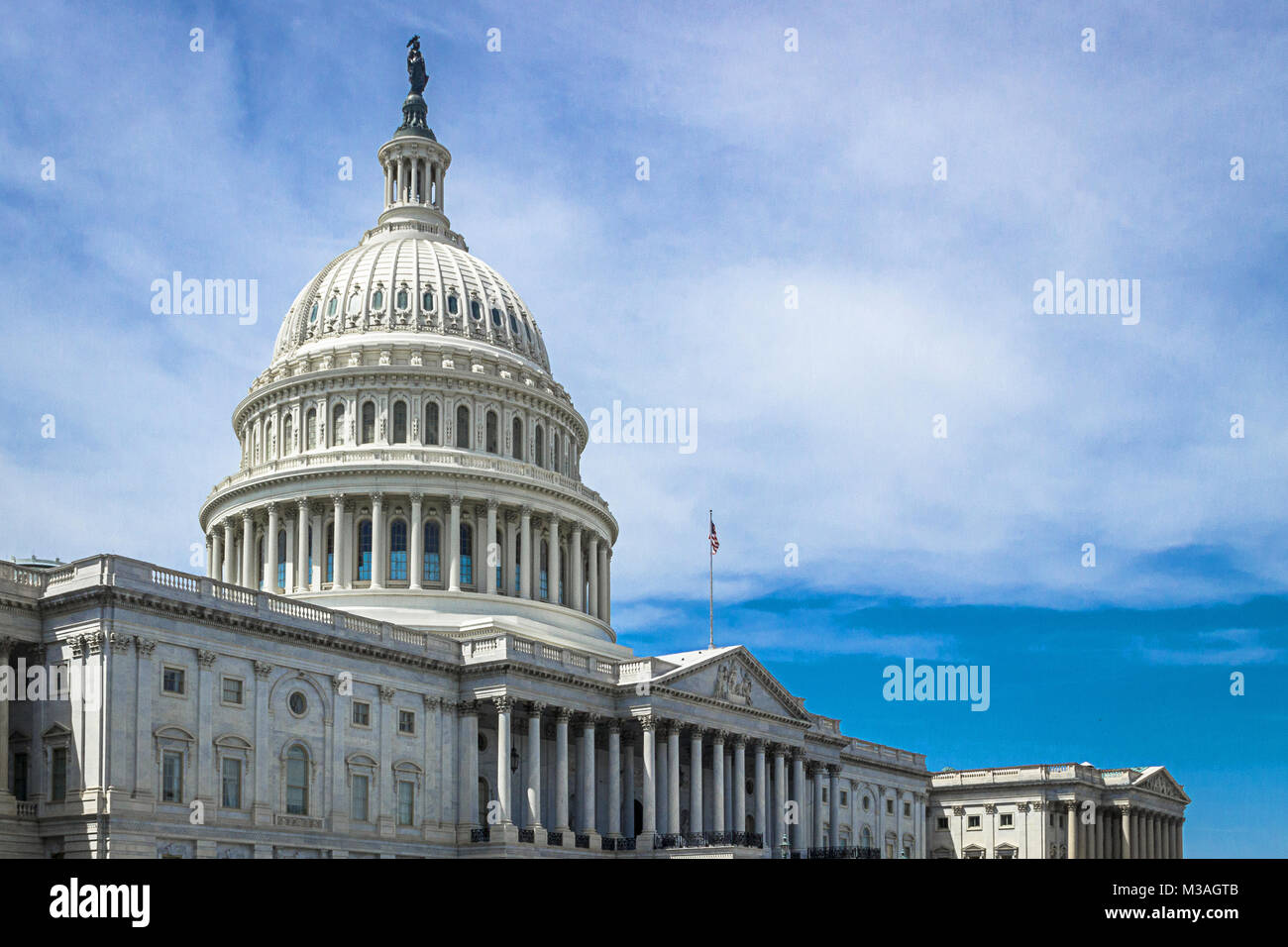 Washington DC, US Capitol Building - starke Profil mit bunten blauen Himmel Stockfoto