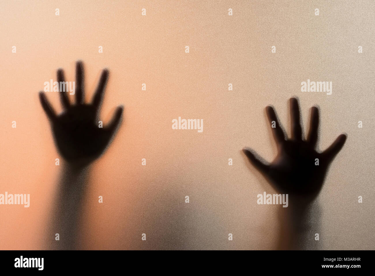 Schatten Unschärfe Hände der Mann hinter Milchglas. Unscharfe hand Abstraktion. Halloween Hintergrund Stockfoto