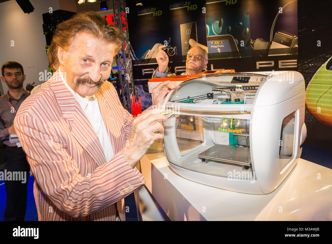 Prof. Luigi Colani (deutscher Industriedesigner) stellt beim Internetversandhandel Pearl sterben neusten 3D kostenlos Sculpt Drucker bei der Pressekonferenz in Halle 8.2 auf der Internationalen Funkausstellung 2013 in Berlin vor. Stockfoto