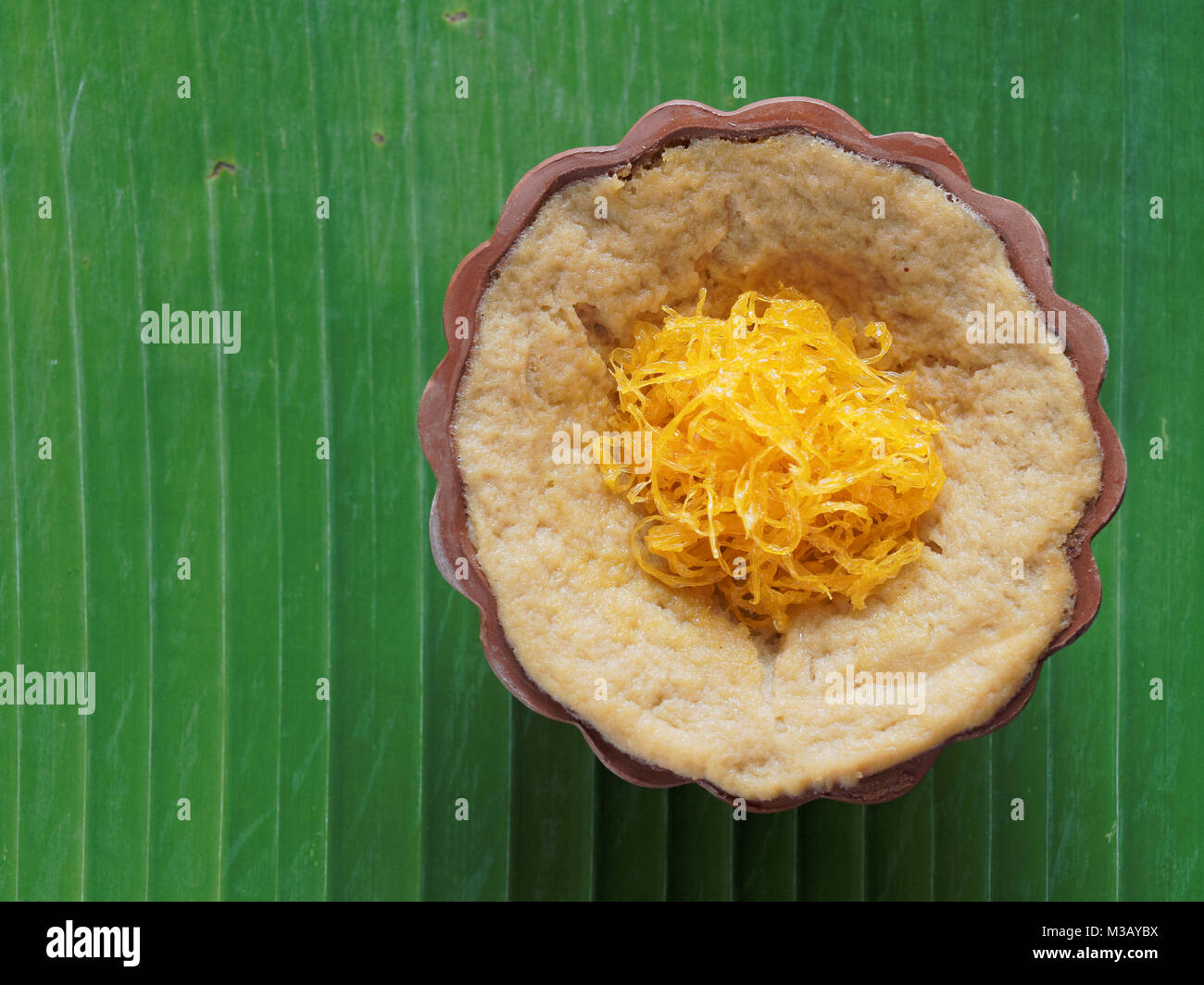 Thailändisches Dessert, Eierstich mit süßen klebrigen Reis garniert mit ...