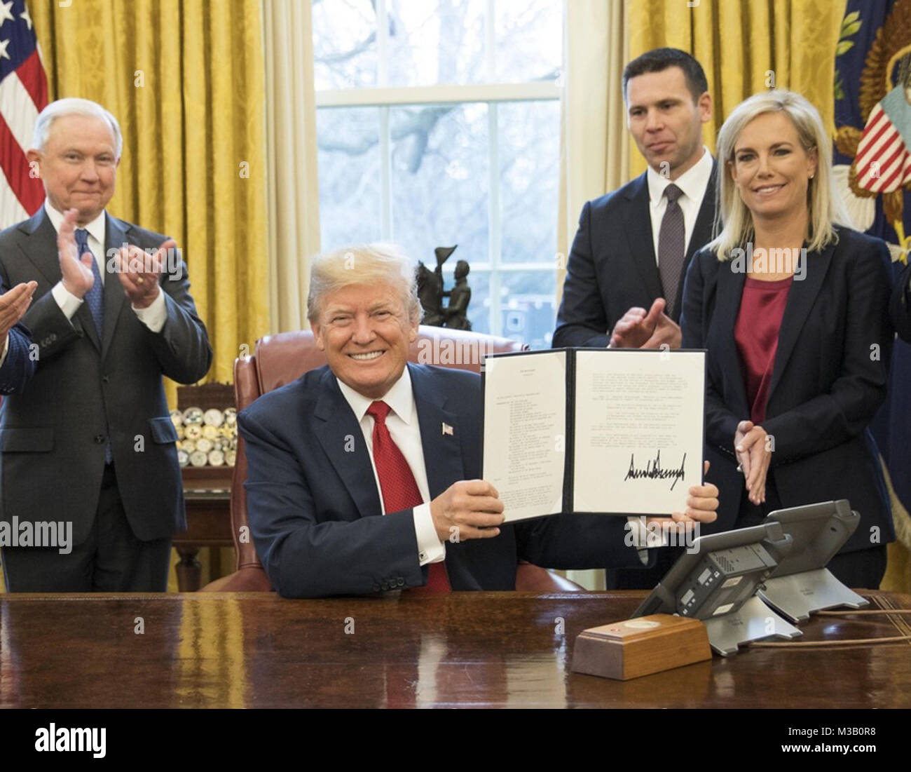 WASHINGTON, DC - MÄRZ 01: Präsident Donald Trump (2. R) hosts Amt für Management und Haushalt Regisseur Mick Mulvaney (L) und die Republikanische Kongressmitglieder (2 L-R) Rep. Kevin McCarthy (R-CA); Mehrheitsführer im Senat, Mitch McConnell (R - KY), Sprecher des Hauses Paul Ryan (R-WI) und andere bei einem Arbeitsessen im Roosevelt Zimmer im Weißen Haus März 1, 2017 in Washington, DC. Die Sitzung wird am Tag nach der Trumpf gestaltet seine politischen Prioritäten während einer gemeinsamen Sitzung des Kongresses. Personen: Präsident Donald Trump Stockfoto