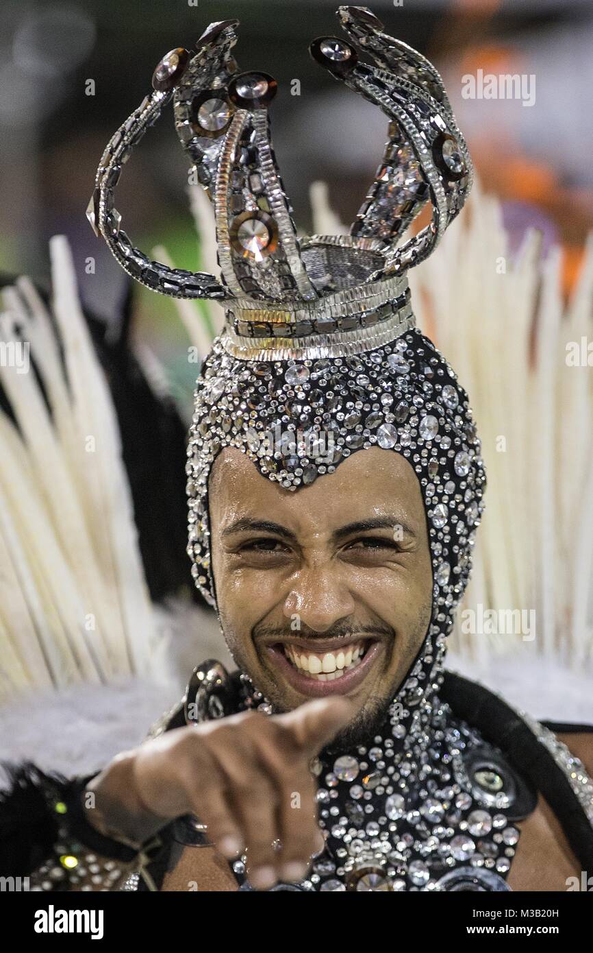 Rio De Janeiro, Brasilien. 9 Feb, 2018. Ein Nachtschwärmer führt in die Paraden der Karneval am Sambadrome in Rio de Janeiro, Brasilien, am Feb 9, 2018. Der Rio Karneval 2018 trat weg hier am Freitag. Credit: Li Ming/Xinhua/Alamy leben Nachrichten Stockfoto