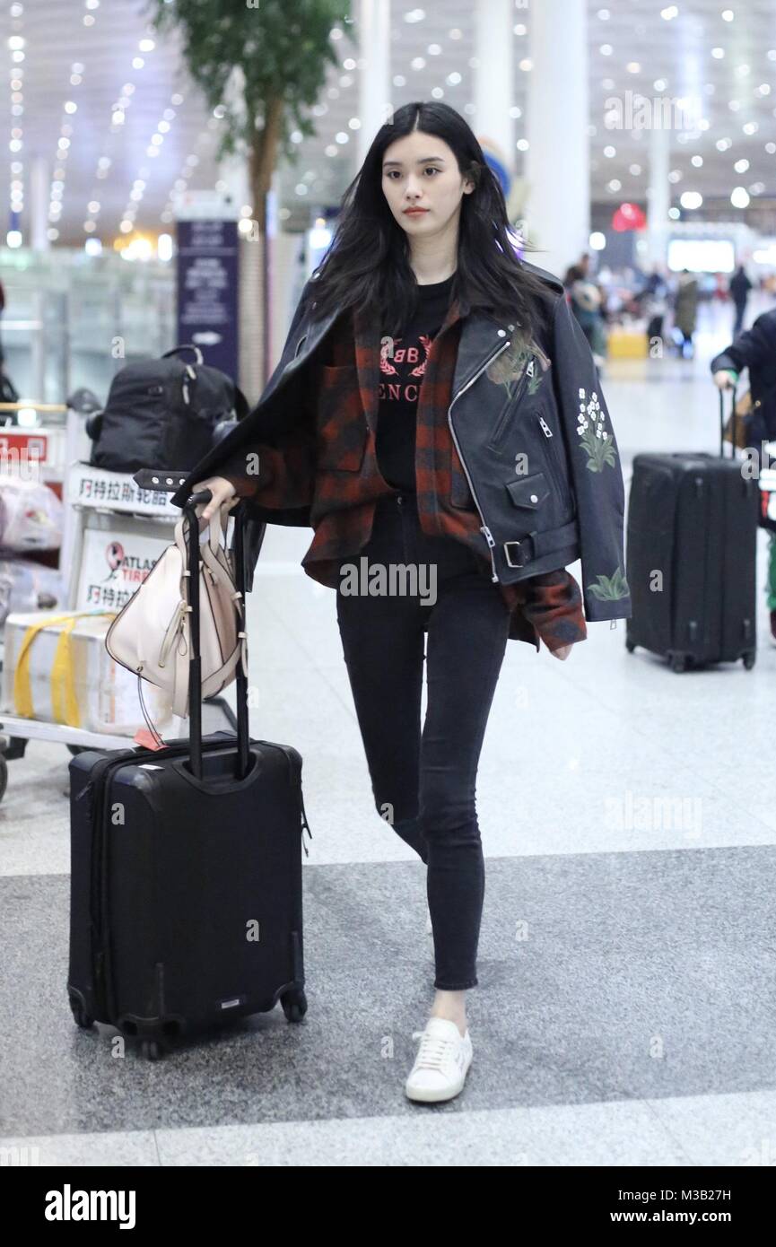 Peking, Peking, China. 8 Feb, 2018. Peking, China - 8. Februar 2018: Chinesische Modell Ming Xi zeigt am Flughafen in Peking. Ming Xi oder Xi Mengyao ist eine chinesische fashion model. Ihre professionelle Modellierung Karriere begann im Jahr 2009, nachdem Sie ein TV-Wettbewerb teil. Ihre internationale Modellierung Karriere im Jahr 2011, nachdem sie ihr gingen erste bekannte Landebahn Debüt für Givenchy Haute Frühjahr zeigen. Im gleichen Jahr, Ming Xi modelliert die Givenchy ready-to-wear-Kollektion und erschien als das Gesicht von GivenchyÃ¢â'¬â"¢s FallWinter Werbung Werbekampagne. Ming Xi modelliert auch für Victoria's Stockfoto