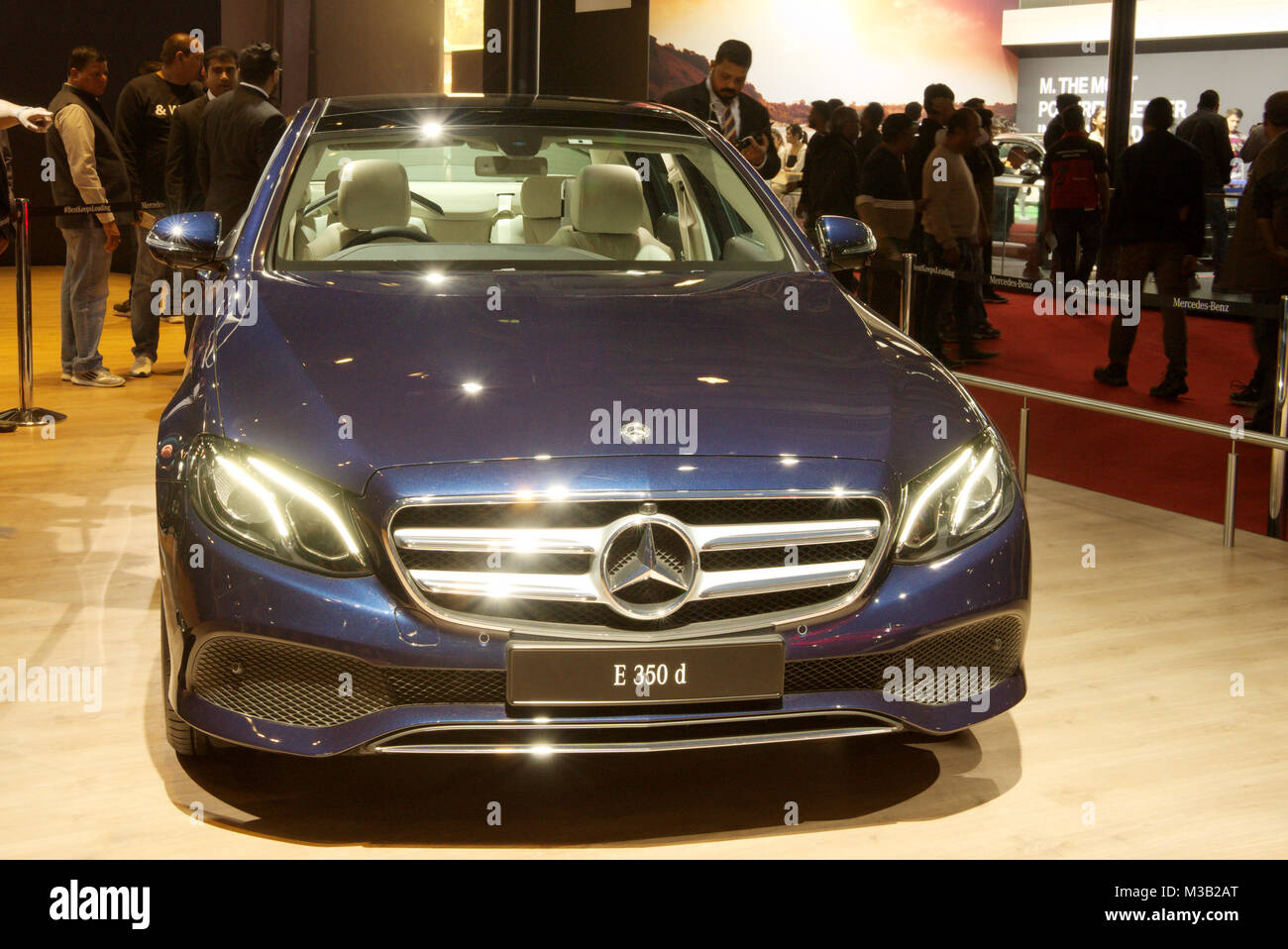 Greater Noida, Indien. 9. Februar 2018. Mercedes-Benz E 350 d Limousine auf der Auto Expo 2018 Indien Expo Mart in Greater Noida, Indien. Die Auto Expo ist eine alle zwei Jahre stattfindende Veranstaltung und wird in der Zeit von 9. bis 14. Februar 2018 statt. Credit: karunesh Johri/Alamy Leben Nachrichten. Stockfoto