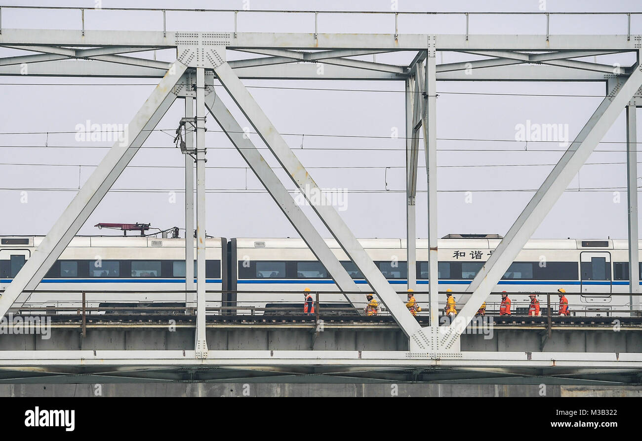 Nanchong, China's Sichuan Provinz. 8 Feb, 2018. Brücke Wartung Arbeiter Spaziergang auf dem Jialingjiang Eisenbahnbrücke in Nanchong, Südwesten Chinas Provinz Sichuan, Feb 8, 2018. Brücke Wartung Arbeiter beschleunigen Sie routinemäßige Check-up für die 1.800 Meter lange Brücke, um sicherzustellen, dass die Sicherheit der Bahnstrecke. Credit: Xue Yubin/Xinhua/Alamy leben Nachrichten Stockfoto