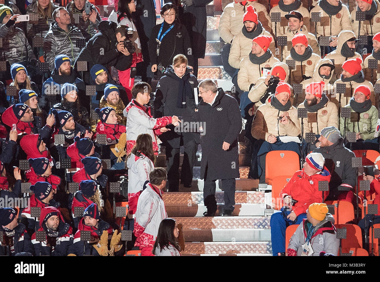 IOC-Praesident Thomas Bach (GER) Spaziergänge durch die Reihen der Sportler, gibt einem Freiwilligen sterben Hand, Händedruck, Eroeffnungsfeier, Eröffnungsfeier, PyeongChang Olympiastadion am 09.02.2018. Olympische Winterspiele 2018, vom 09.02. - 25.02.2018 in PyeongChang/Suedkorea. | Verwendung weltweit Stockfoto