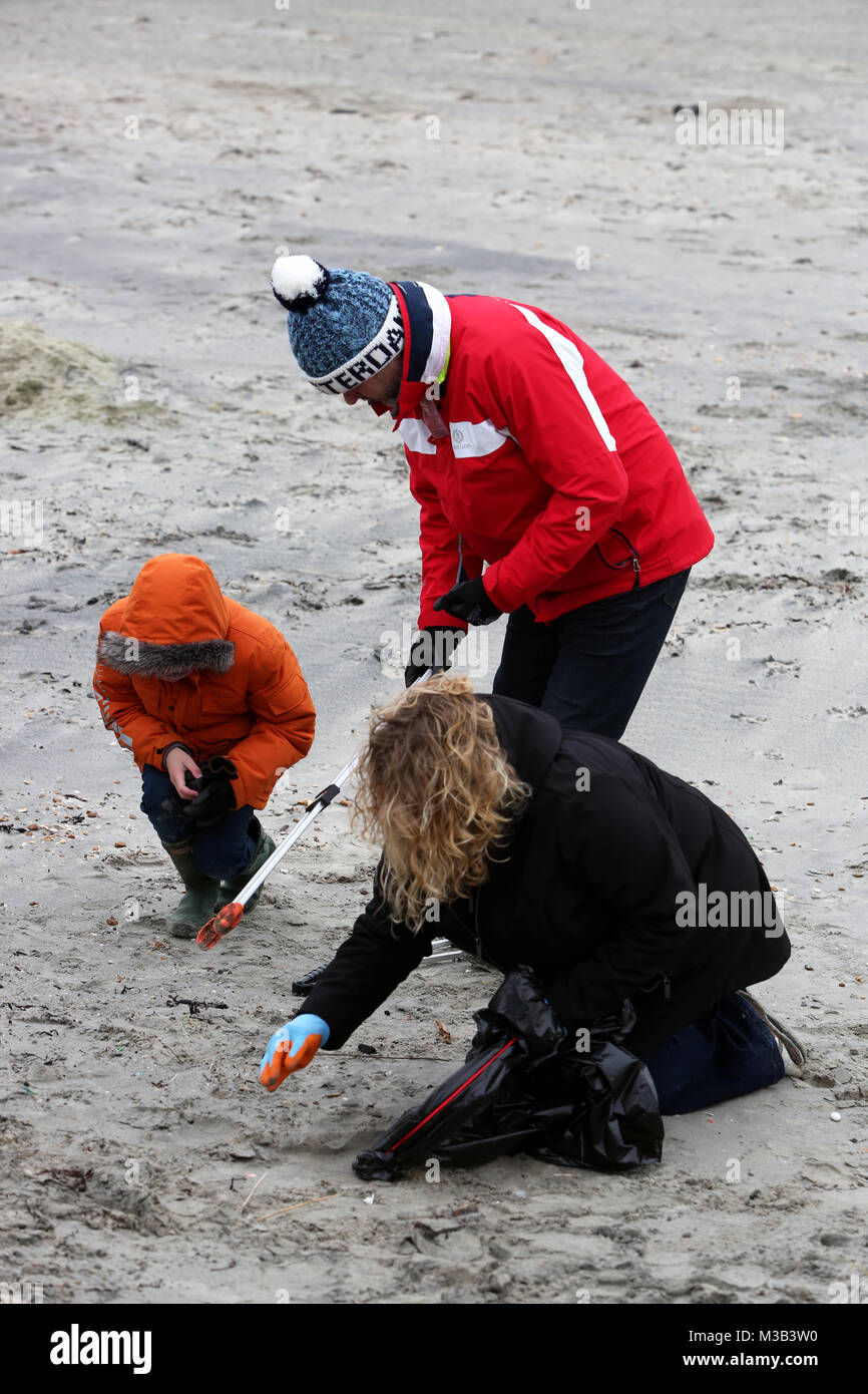 West Wittering Beach, West Sussex, UK. Ein riesiger Strand sauber abgebildet mit den Mitgliedern der öffentlichkeit Kunststoff sammeln vom Strand neben dem Surfer gegen Abwasser Gruppe. Samstag, den 10. Februar 2018 © Sam Stephenson/Alamy Leben Nachrichten. Stockfoto