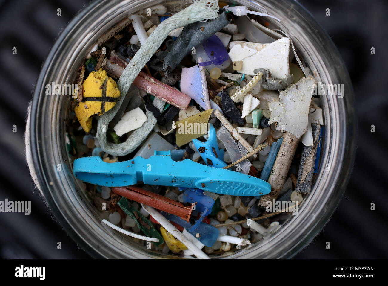 West Wittering Beach, West Sussex, UK. Ein riesiger Strand sauber abgebildet mit den Mitgliedern der öffentlichkeit Kunststoff sammeln vom Strand neben dem Surfer gegen Abwasser Gruppe. Samstag, den 10. Februar 2018 © Sam Stephenson/Alamy Leben Nachrichten. Stockfoto
