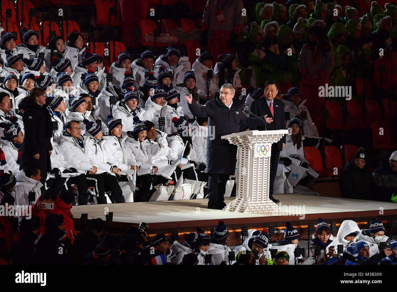 IOC-Praesident Thomas Bach, Deutschland, am Rednerpult, eroeffnet die Olympischen Spiele, Eroeffnungsfeier, Eröffnungsfeier, PyeongChang Olympiastadion am 09.02.2018. Olympische Winterspiele 2018, vom 09.02. - 25.02.2018 in PyeongChang/Suedkorea. | Verwendung weltweit Stockfoto