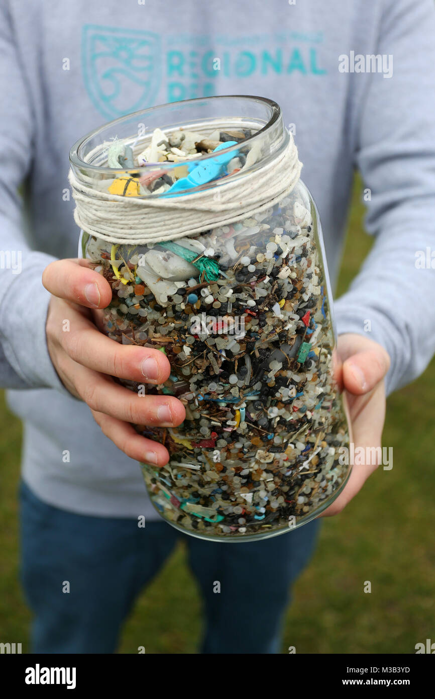 West Wittering Beach, West Sussex, UK. Ein riesiger Strand sauber abgebildet mit den Mitgliedern der öffentlichkeit Kunststoff sammeln vom Strand neben dem Surfer gegen Abwasser Gruppe. Samstag, den 10. Februar 2018 © Sam Stephenson/Alamy Leben Nachrichten. Stockfoto