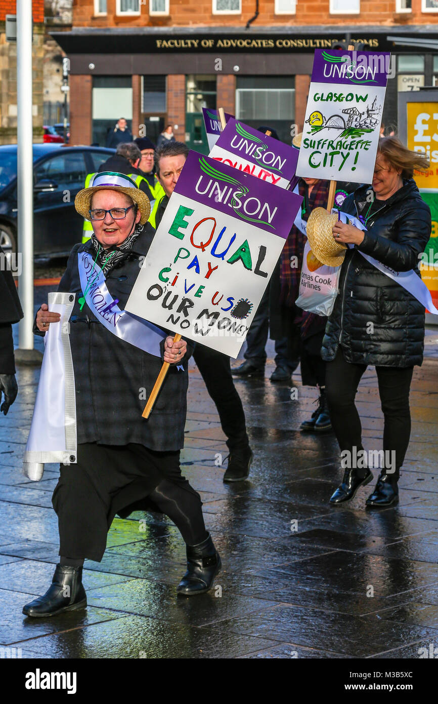 Glasgow, Schottland. 10. Februar, 2018. Hunderte von Frauen, die von der Gewerkschaft UNISON unterstützt, nahmen an einer Demonstration von Glasgow Green George Square in einer Bemühung, Druck auf Stadtrat Glasgow zu setzen und sie zu veranlassen, ihre Versprechen eine lange Auseinandersetzung über gleichen Lohn zu begleichen zu ehren. Obwohl der Stadtrat von Glasgow verloren ihre gesetzlichen und vereinbarten Verhandlungen mit Unison und anderen Gewerkschaften zu halten vor einigen Monaten viele Leistungsempfänger der Rat der Stadt werfen von Procrastination nach mehreren Monaten der offensichtlichen Untätigkeit. Credit: Findlay/Alamy leben Nachrichten Stockfoto