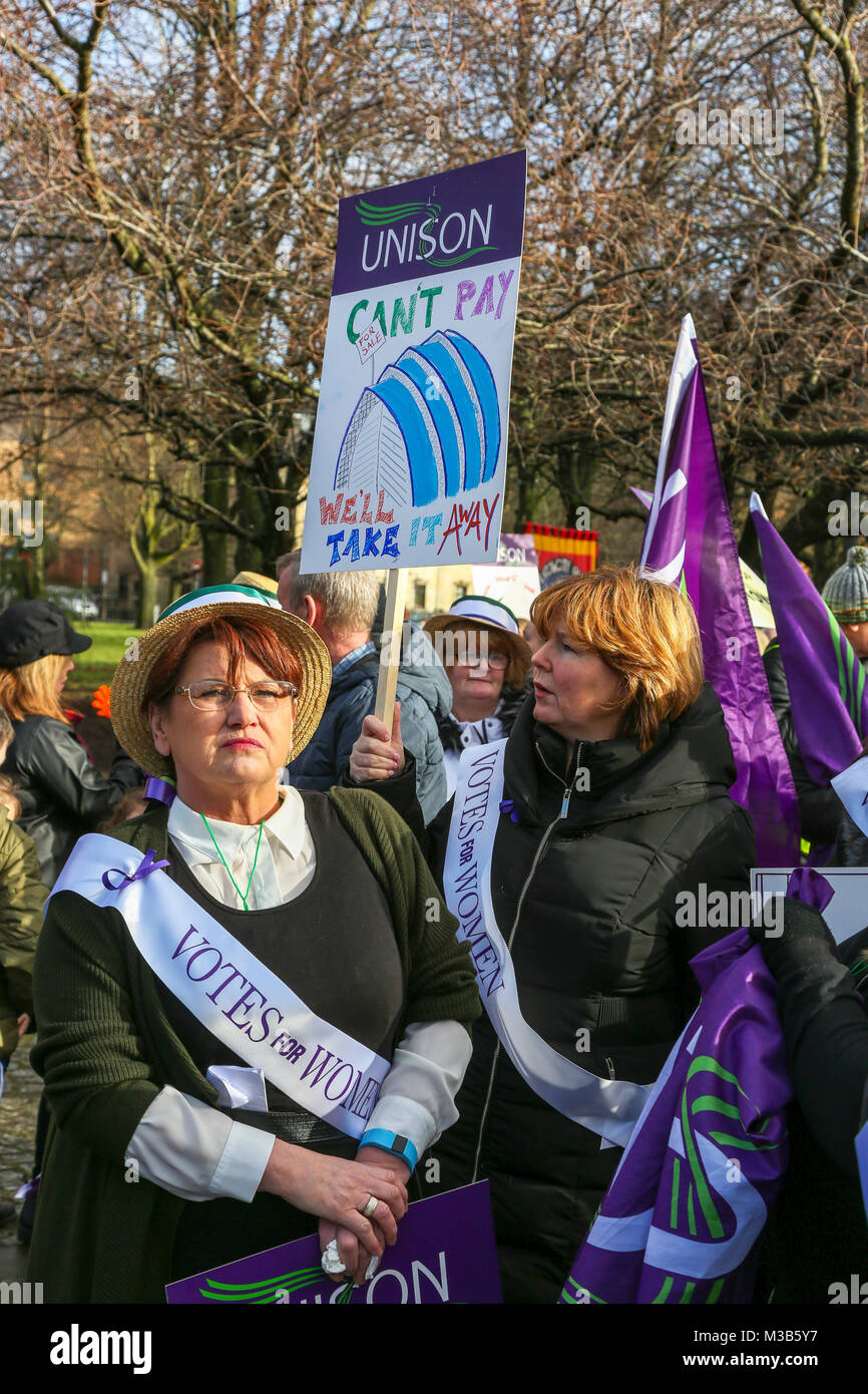 Glasgow, Schottland. 10. Februar, 2018. Hunderte von Frauen, die von der Gewerkschaft UNISON unterstützt, nahmen an einer Demonstration von Glasgow Green George Square in einer Bemühung, Druck auf Stadtrat Glasgow zu setzen und sie zu veranlassen, ihre Versprechen eine lange Auseinandersetzung über gleichen Lohn zu begleichen zu ehren. Obwohl der Stadtrat von Glasgow verloren ihre gesetzlichen und vereinbarten Verhandlungen mit Unison und anderen Gewerkschaften zu halten vor einigen Monaten viele Leistungsempfänger der Rat der Stadt werfen von Procrastination nach mehreren Monaten der offensichtlichen Untätigkeit. Credit: Findlay/Alamy leben Nachrichten Stockfoto