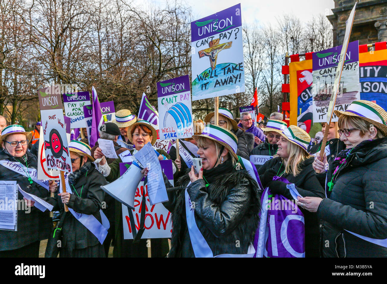 Glasgow, Schottland. 10. Februar, 2018. Hunderte von Frauen, die von der Gewerkschaft UNISON unterstützt, nahmen an einer Demonstration von Glasgow Green George Square in einer Bemühung, Druck auf Stadtrat Glasgow zu setzen und sie zu veranlassen, ihre Versprechen eine lange Auseinandersetzung über gleichen Lohn zu begleichen zu ehren. Obwohl der Stadtrat von Glasgow verloren ihre gesetzlichen und vereinbarten Verhandlungen mit Unison und anderen Gewerkschaften zu halten vor einigen Monaten viele Leistungsempfänger der Rat der Stadt werfen von Procrastination nach mehreren Monaten der offensichtlichen Untätigkeit. Credit: Findlay/Alamy leben Nachrichten Stockfoto