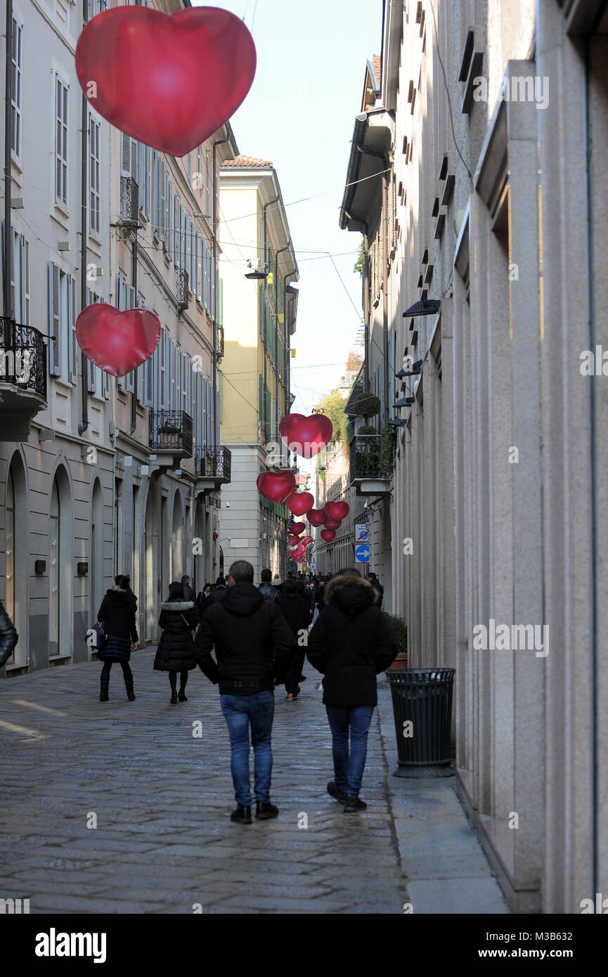 Mailand, Italien. 10. Februar 2018. Ein paar Tagen von San Valentino, Tag der Verliebten, Via della Spiga in der Mitte hat bereits die Straße mit großen Herzen verziert. Auch die Konditorei "COVA" Via Montenapoleone, für den Jahrestag von Valentinstag, hat einen großen Kuchen, im Fenster ausgesetzt vorbereitet. Credit: Unabhängige Fotoagentur Srl/Alamy leben Nachrichten Stockfoto