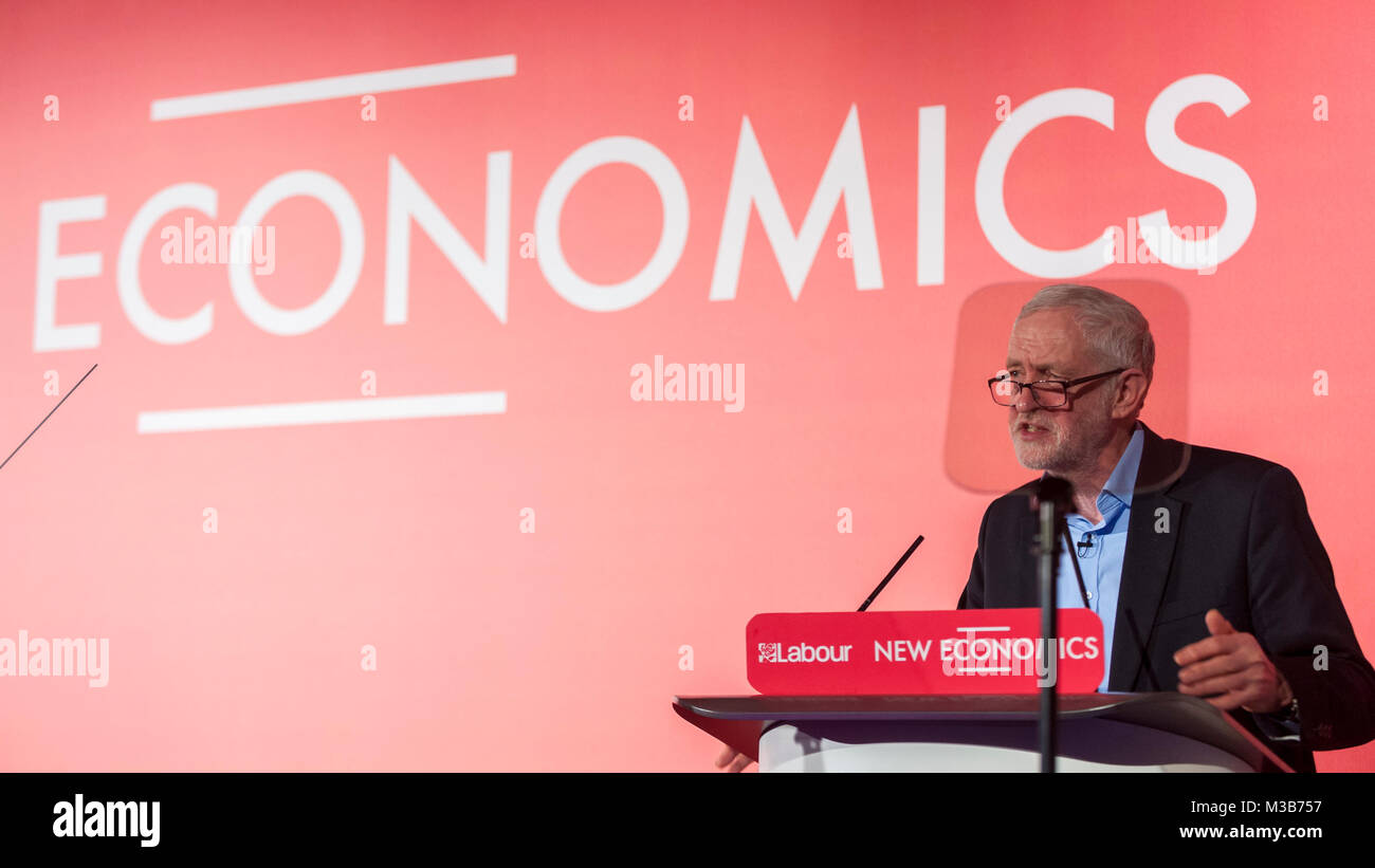 London, Großbritannien. 10. Februar 2018. Jeremy Corbyn, der Führer, spricht über wachsende öffentliche und demokratische Eigenverantwortung in der Wirtschaft während einer Labour Party New Economics Conference im Grand Connaught Zimmer in Covent Garden. Credit: Stephen Chung/Alamy leben Nachrichten Stockfoto