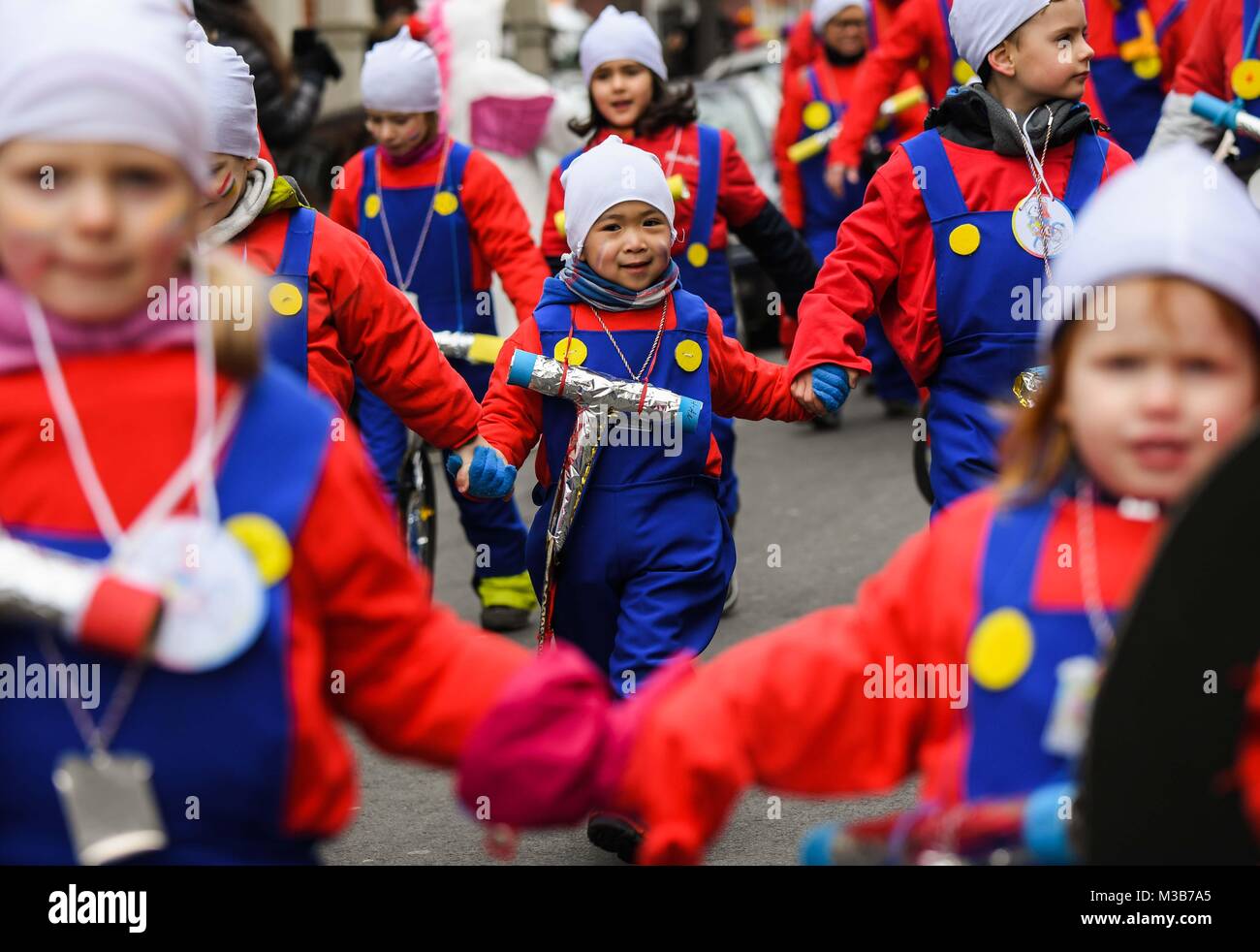 Mainz, Deutschland. 10 Feb, 2018. Kinder in Tracht an der Maskerade der Kinder in Mainz, Deutschland, 10. Februar 2018. Nach Angaben der Veranstalter rund 3200 Kinder die Parade in diesem Jahr und ist damit einer der größten ihrer Art. Credit: Andreas Arnold/dpa/Alamy leben Nachrichten Stockfoto