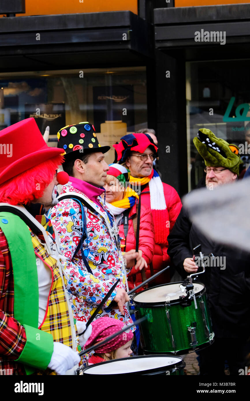 Die Teilnehmer des Jugendmaskenzug Karnevalsumzug in Mainz, Deutschland, 10. Februar 2018. Mainz ist einer der beiden festungen der Karneval in Deutschland, neben Köln. Stockfoto