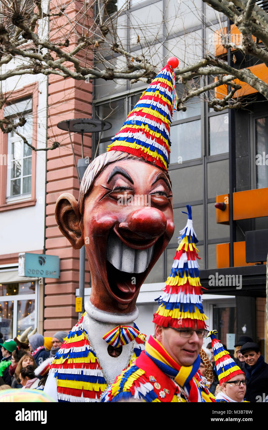 Die Teilnehmer des Jugendmaskenzug Karnevalsumzug in Mainz, Deutschland ...