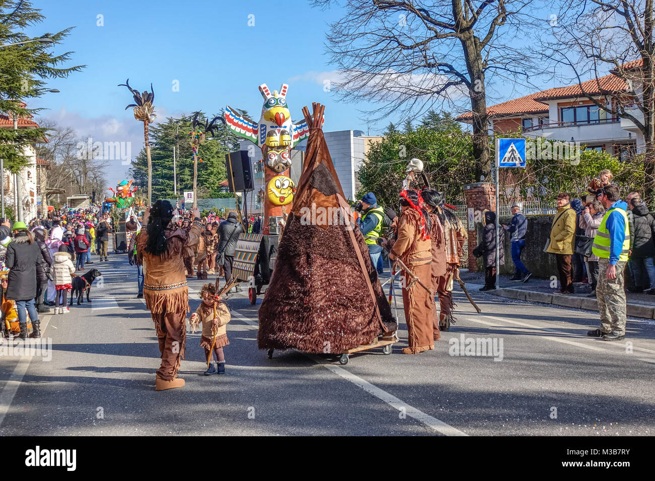 OPICINA, Triest, Italien, 10. Februar 2018: Unbekannter Teilnehmer der Parade der Karneval Kraski Pust oder Carnevale Carsico. Der Karneval Carsico Kraski Ausgabe 51 am 10. Februar 2018 Opicina. Es ist die älteste Karneval auf Karst. Stockfoto
