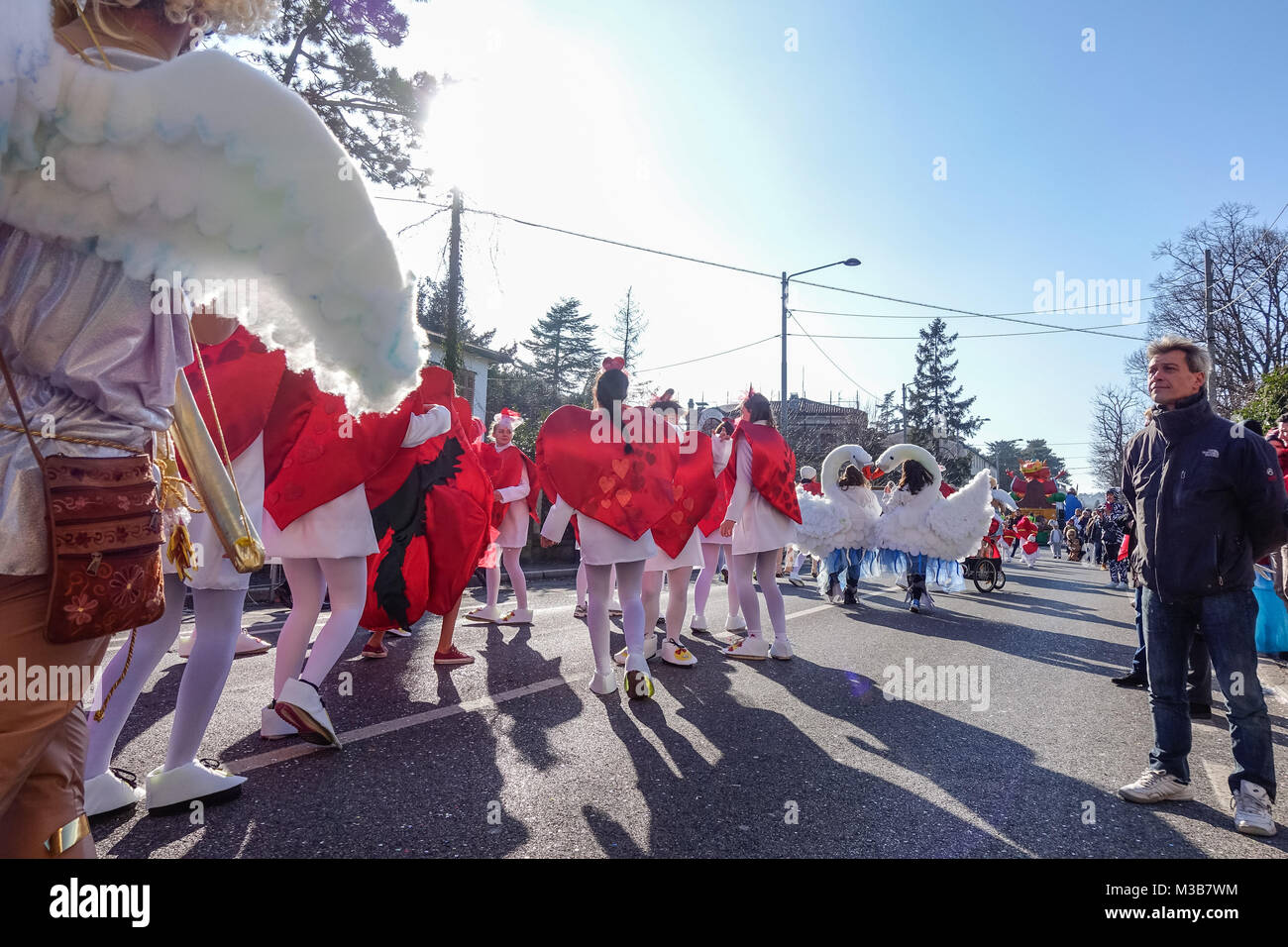 OPICINA, Triest, Italien, 10. Februar 2018: Unbekannter Teilnehmer der Parade der Karneval Kraski Pust oder Carnevale Carsico. Der Karneval Carsico Kraski Ausgabe 51 am 10. Februar 2018 Opicina. Es ist die älteste Karneval auf Karst. Stockfoto